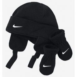 Zestaw polarowy Nike dla niemowląt – czapka i rękawiczki 0-6 m, czarny. Czarne rękawiczki dziecięce Nike, z polaru, bez ramiączek. Za 196.99 zł.