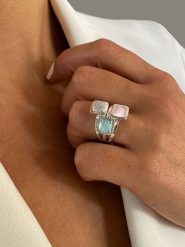 Les Petites Précieuses Srebrny pierścionek z chalcedonem i cyrkoniami rozmiar: 56. Szare pierścionki damskie Les Petites Précieuses, z cyrkonią, srebrne. Za 352.43 zł.