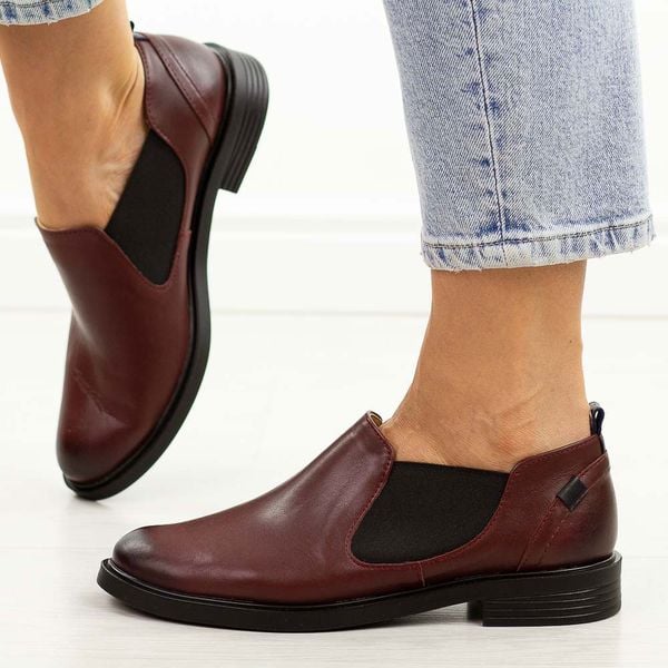 Bordowe skórzane Polskie półbuty damskie Gregors 1156. Czerwone półbuty damskie GREGORS, bez wzorów, z jeansu, biznesowe, z okrągłym noskiem, bez obcasa, na płaskiej podeszwie. Za 359.00 zł.