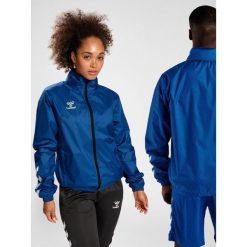 Kurtka ortalionowa piłkarska dla dorosłych Hummel Core XK Spray Jacket. Niebieskie kurtki damskie HUMMEL, l, bez wzorów, z materiału, z kapturem. Za 168.00 zł.