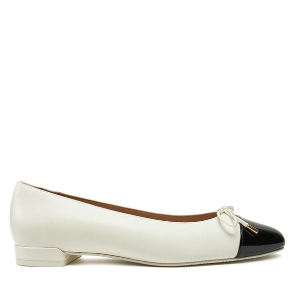 Czółenka Stuart Weitzman. Białe czółenka damskie Stuart Weitzman, bez wzorów, bez obcasa. Za 731.99 zł.