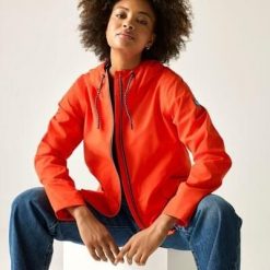 Damska wodoodporna kurtka z kapturem Bayletta. Brązowe kurtki damskie Regatta, bez wzorów, z poliesteru, z kapturem. W wyprzedaży za 229.99 zł.