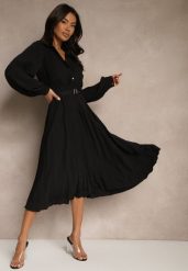 Czarna Koszulowa Sukienka z Plisowanymi Zdobieniami i Paskiem z Klamrą Efrivelle. Czarne sukienki damskie Renee, na co dzień, l, z aplikacjami, eleganckie, bez kołnierzyka, bez ramiączek, midi, kopertowe. W wyprzedaży za 111.99 zł.