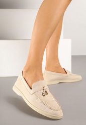 Beżowe Mokasyny z Ekozamszu Zdobione Metaliczną Zawieszką Ralselia. Brązowe mokasyny damskie Renee. Za 79.99 zł.