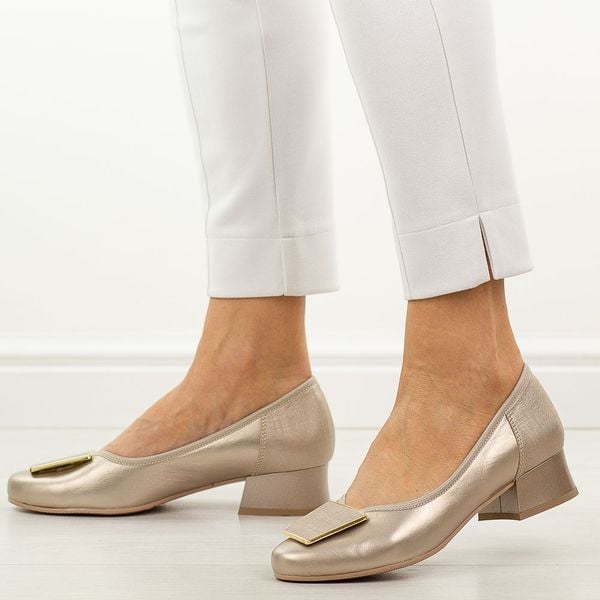 Perłowe skórzane Polskie czółenka damskie na obcasie Góral 1932. Białe czółenka damskie Góral, z aplikacjami, ze skóry, z okrągłym noskiem, bez obcasa, na obcasie. Za 419.00 zł.