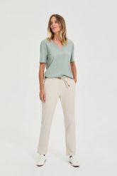 Spodnie bawełniane beżowe. Brązowe spodnie materiałowe damskie MOODO, bez wzorów, z bawełny. Za 139.99 zł.