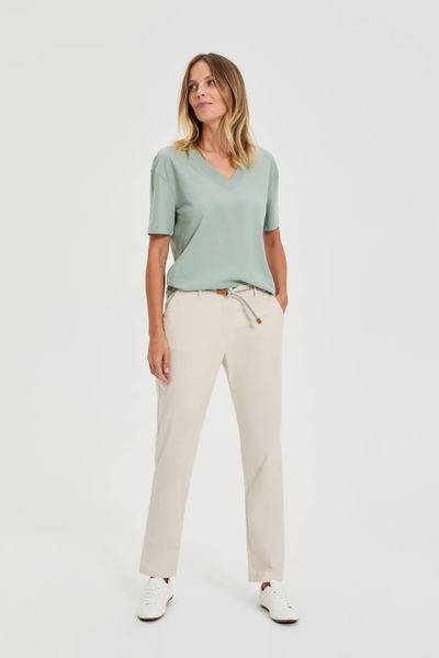 Spodnie bawełniane beżowe. Brązowe spodnie materiałowe damskie MOODO, bez wzorów, z bawełny. Za 139.99 zł.