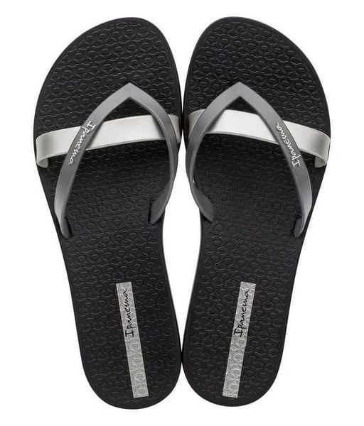 Japonki damskie Ipanema Kirei. Czarne klapki damskie Ipanema, bez wzorów, z materiału, bez obcasa. Za 94.99 zł.