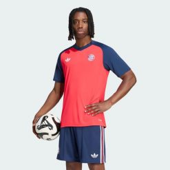 Koszulka rozgrzewkowa FC Bayern 26/27. Czerwone t-shirty sportowe męskie Adidas, l, z materiału, bez ramiączek, do piłki nożnej, climacool (adidas). Za 299.00 zł.