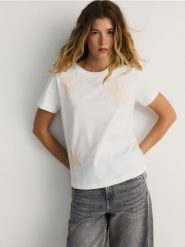 T-shirt z ozdobnym haftem - biały. Białe t-shirty damskie Reserved, l, bez wzorów, z bawełny, bez kołnierzyka. W wyprzedaży za 49.99 zł.