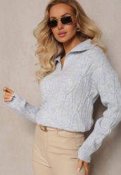 Jasnoniebieski Sweter z Dekoltem w Serek i Ozdobnym Splotem Travissa. Niebieskie swetry klasyczne damskie Renee, ze splotem, bez kołnierzyka. Za 109.99 zł.