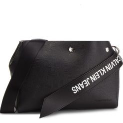 Torebka CALVIN KLEIN JEANS - Logo Banner Shoulder Bag K40K400825 001. Czarne listonoszki damskie Calvin Klein Jeans, bez wzorów, z jeansu, bez dodatków. W wyprzedaży za 359.00 zł.