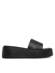 LOVE MOSCHINO Klapki JA28177I0MIA0000 Czarny. Czarne klapki damskie Love Moschino, bez wzorów, ze skóry, bez obcasa. Za 639.99 zł.