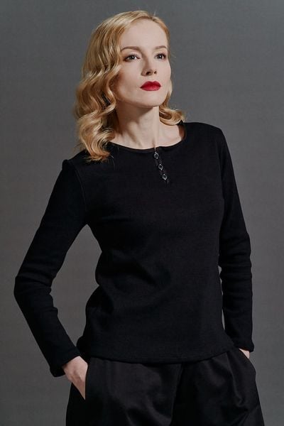 Bluzka damska Bajerantka. Czarne bluzki damskie Hultaj Polski, l, bez wzorów, z bawełny, bez kołnierzyka, bez ramiączek. Za 199.00 zł.