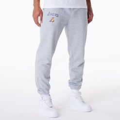 Spodnie męskie New Era NBA Essentials Jogger Los Angeles Lakers. Szare spodnie dresowe męskie New Era, bez wzorów, z dresówki. Za 252.95 zł.