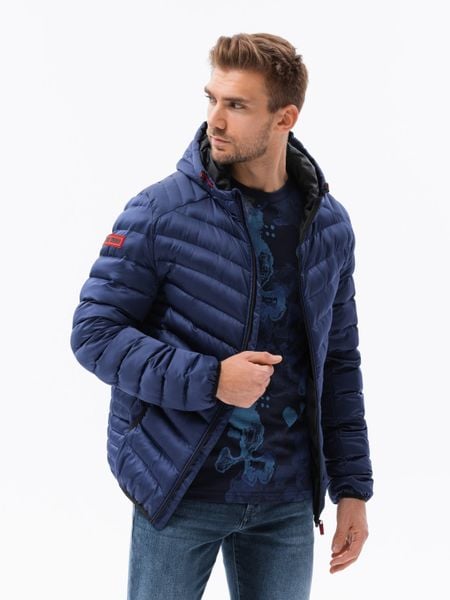 Sportowa pikowana męska kurtka o satynowym wykończeniu – ciemnoniebieska V11 - Rozmiar: L. Niebieskie kurtki treningowe męskie Ombre Clothing, l, z aplikacjami, z materiału. W wyprzedaży za 139.99 zł.