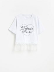 T-shirt z koronkowym wykończeniem - jasnoszary. Szare koszulki dziewczęce Reserved, bez wzorów, z bawełny, bez ramiączek. Za 39.99 zł.