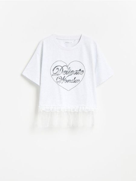 T-shirt z koronkowym wykończeniem - jasnoszary. Szare koszulki dziewczęce Reserved, bez wzorów, z bawełny, bez ramiączek. Za 39.99 zł.