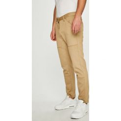 G-Star Raw - Spodnie. Spodnie materiałowe męskie G-Star Raw, bez wzorów, z bawełny, casualowe. W wyprzedaży za 219.90 zł.