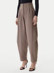 Guess Spodnie materiałowe W6RB08 WJ692 Brązowy Regular Fit. Brązowe spodnie materiałowe damskie Guess, z aplikacjami, z bawełny. Za 479.99 zł.