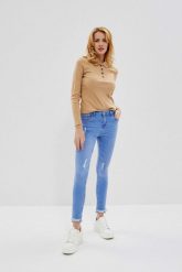 Jeansy medium waist z przetarciami nad kolanami niebieskie. Niebieskie jeansy damskie MOODO. W wyprzedaży za 51.99 zł.
