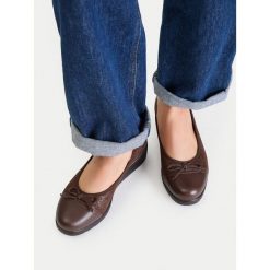 Półbuty Go Soft. Brązowe półbuty damskie GO SOFT, bez wzorów, bez obcasa, na koturnie. Za 179.99 zł.
