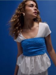 Koszulka z wiskozą z ozdobną falbaną - kremowy. Białe t-shirty damskie Sinsay, l, bez wzorów, z wiskozy, bez kołnierzyka. Za 29.99 zł.