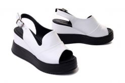 ARTIKER RELAKS 52C0483 biały, sandały damskie. Białe sandały damskie Artiker Relaks, bez wzorów, z gumy, bez obcasa, na koturnie. Za 219.92 zł.