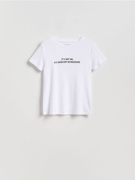 T-shirt z napisem - biały. Białe t-shirty damskie Reserved, l, bez wzorów, z bawełny, bez kołnierzyka. Za 49.99 zł.