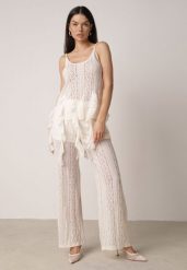 Beżowy Rustykalny Komplet z Koronką i Falbankami Top i Szerokie Spodnie Pretissa. Brązowe spodnie materiałowe damskie Born2be, z aplikacjami, z koronki, boho. Za 119.99 zł.