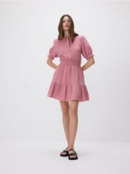 Sukienka midi - pastelowy róż. Czerwone sukienki damskie Reserved, l, bez wzorów, z bawełny, bez kołnierzyka, bez ramiączek, midi. Za 149.99 zł.