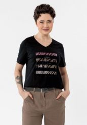 Koszulka z nadrukiem T-FOUR. Czarne t-shirty damskie Volcano, plus size, z aplikacjami, z bawełny, bez kołnierzyka. Za 69.99 zł.