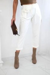 Spodnie Punto z ozdobnym kwiatem ecru. Spodnie materiałowe damskie KESI, z aplikacjami, z bawełny, eleganckie, plus size. Za 184.01 zł.
