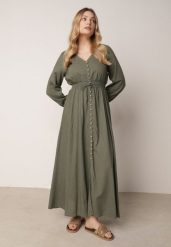 Zielona Rozkloszowana Sukienka z Lnem i Wiskozą Zdobiona Guzikami Maitiella. Zielone sukienki damskie Born2be, na co dzień, na lato, l, z aplikacjami, z wiskozy, eleganckie, bez kołnierzyka, bez ramiączek, maxi, kopertowe. Za 199.99 zł.