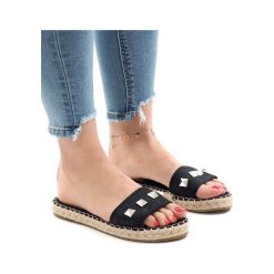 Czarne klapki jeans ćwieki 7087. Czarne klapki damskie ButyModne, z aplikacjami, z jeansu, bez obcasa. Za 59.00 zł.