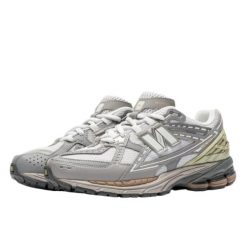 Buty do chodzenia dla dorosłych New Balance 1906N Team Away Grey. Szare buty sportowe na co dzień damskie New Balance, bez wzorów, trekkingowe. W wyprzedaży za 638.50 zł.