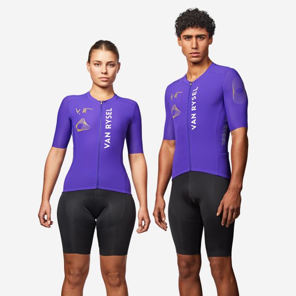 Koszulka rowerowa szosowa Van Rysel Racer 2. Fioletowe t-shirty sportowe męskie VAN RYSEL, m, z elastanu, bez ramiączek, rowerowe. Za 239.99 zł.