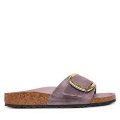 Klapki Birkenstock. Czerwone klapki damskie Birkenstock, bez wzorów, bez obcasa. Za 479.99 zł.