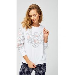 Bluza z motywem kwiatów. Białe bluzy bez kaptura damskie MOODO, l. Za 39.99 zł.