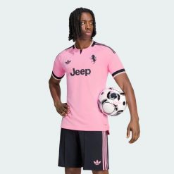 Koszulka Juventus 26/27 Away Authentic. Czarne t-shirty sportowe męskie Adidas, xl, z materiału, bez ramiączek, do piłki nożnej, climacool (adidas). Za 519.50 zł.