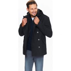 KURTKA MĘSKA W STYLU MARYNARSKIM Z FLAUSZOWEJ TKANINY Z DWURZĘDOWYM ZAPIĘCIEM. Szare kurtki męskie TOP SECRET, na jesień, l, bez wzorów, z tkaniny, eleganckie, bez kaptura. W wyprzedaży za 119.99 zł.