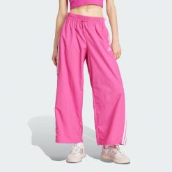 Spodnie Essentials 3-Stripes Lifestyle Woven Parachute. Białe spodnie dresowe damskie Adidas, xs, z materiału, na fitness i siłownię. Za 219.00 zł.