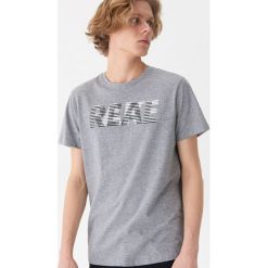T-shirt z napisem - Szary. Szare t-shirty damskie House, l, bez wzorów, bez kołnierzyka. Za 29.99 zł.