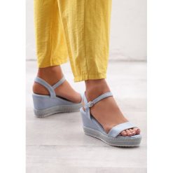 Niebieskie Sandały Take A Breather. Niebieskie sandały damskie Born2be, bez wzorów, bez obcasa, na koturnie. Za 39.99 zł.