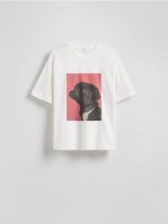 T-shirt oversize z nadrukiem - biały. Białe t-shirty damskie Reserved, l, bez wzorów, z bawełny, bez kołnierzyka. W wyprzedaży za 35.99 zł.