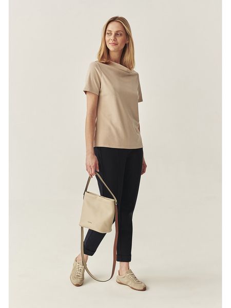 TATUUM Koszulka w kolorze beżowym rozmiar: M. Brązowe bluzki damskie Tatuum, m, bez wzorów, bez kołnierzyka, bez ramiączek. Za 118.28 zł.