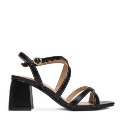 Sandały JENNY. Czarne sandały damskie Jenny, bez wzorów, bez obcasa, na słupku. Za 119.99 zł.