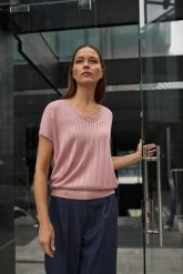 Sweter z krótkimi rękawami różowy. Czerwone swetry klasyczne damskie MOODO, l, z wiskozy, bez kołnierzyka. Za 99.99 zł.