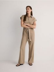 Kombinezon z lyocellu - beżowy. Brązowe kombinezony damskie Reserved, l, bez wzorów, z lyocellu, bez kołnierzyka, bez ramiączek. W wyprzedaży za 89.99 zł.