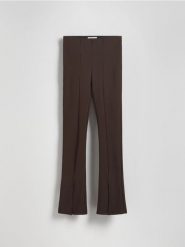 Spodnie bootcut z przeszyciem - brązowy. Brązowe spodnie materiałowe damskie Reserved, bez wzorów, z dzianiny. W wyprzedaży za 69.99 zł.